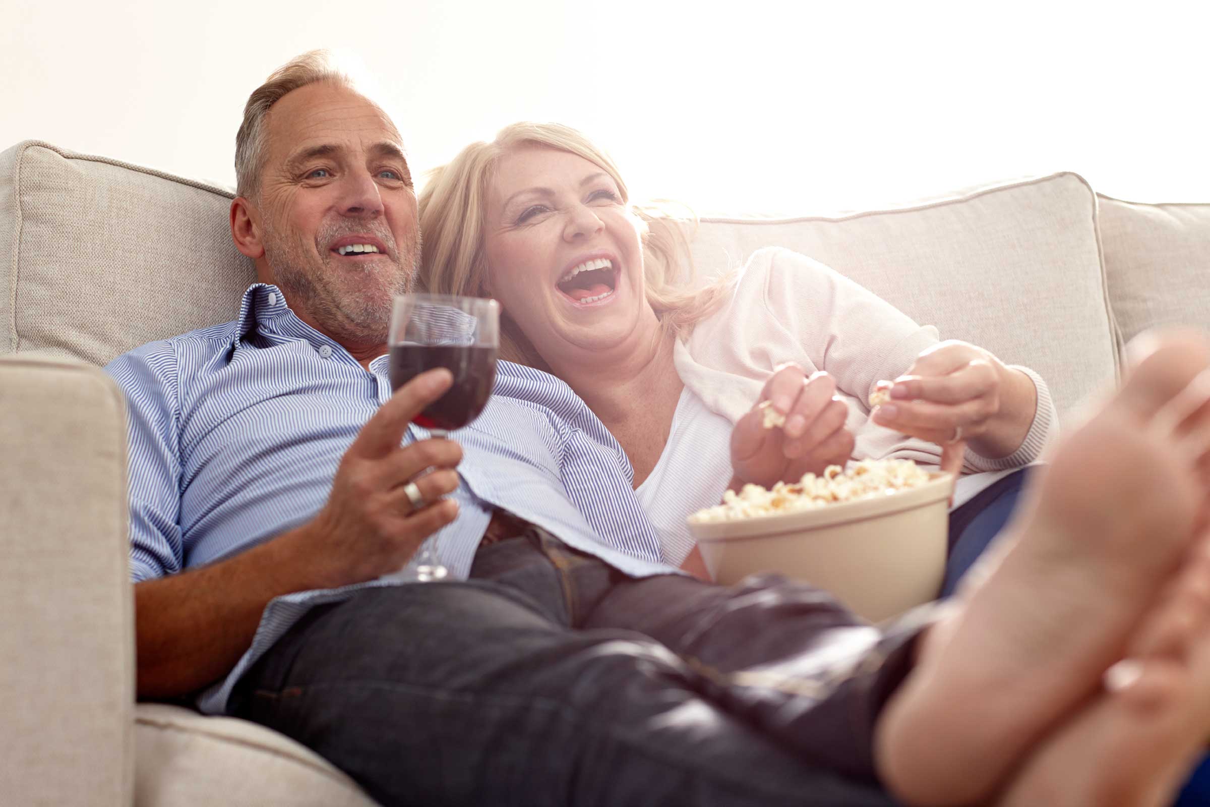 Муж смотрит 18. Зрелые люди смеются. Пара перед телевизором. Парень смеется. Пенсионеры на диване.