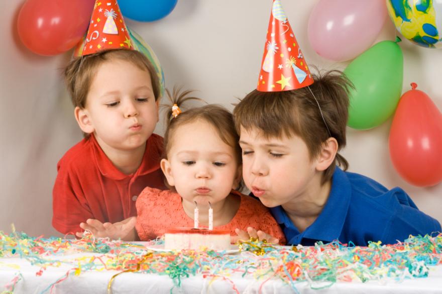 Днем рождения заранее. С днём рождения ребёнку. Детский день рождения раньше. День рождения ребенка 3 человека. День рождение детей в Канаде.